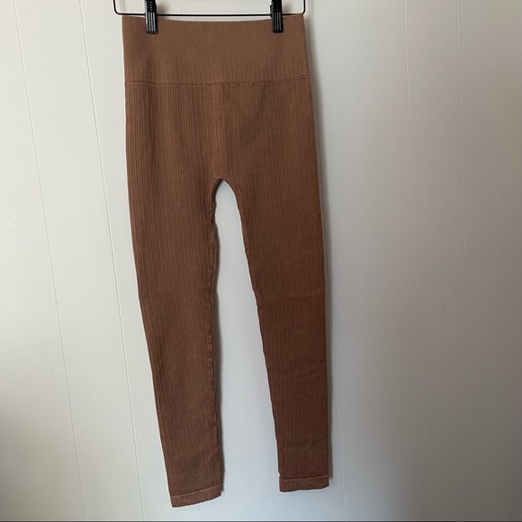 Avocado ribbed yoga leggings in light brown - Picture 3 of 6